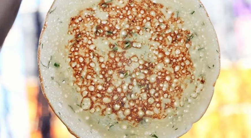 Дрожжевые блины с пикантной начинкой: шаг 11