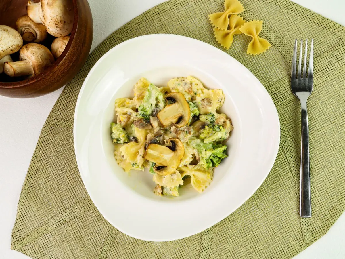 Шаг 11: Фарфалле с брокколи и шампиньонами в сливочно-цитрусовом соусе