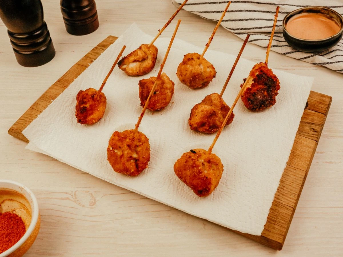 Шаг 11: Канапе с курицей и черносливом, обжаренные в панировочных сухарях