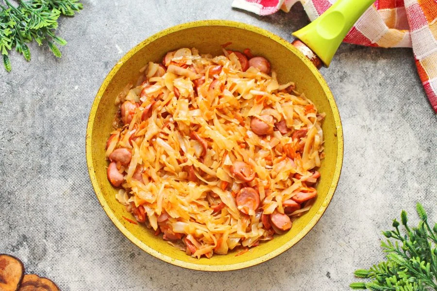 Шаг 11: Капустная солянка с со с и с кой