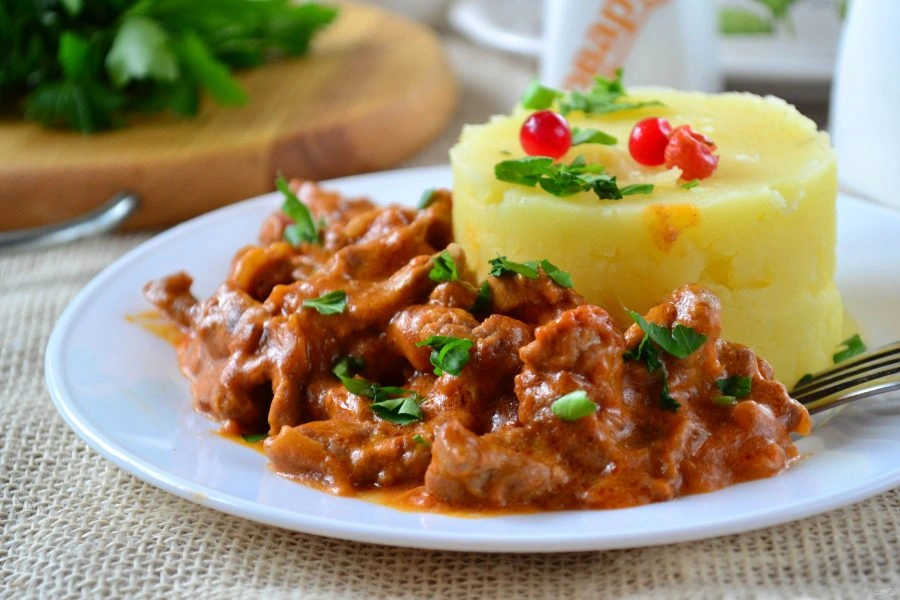 Шаг 11: Классический бефстроганов из говядины