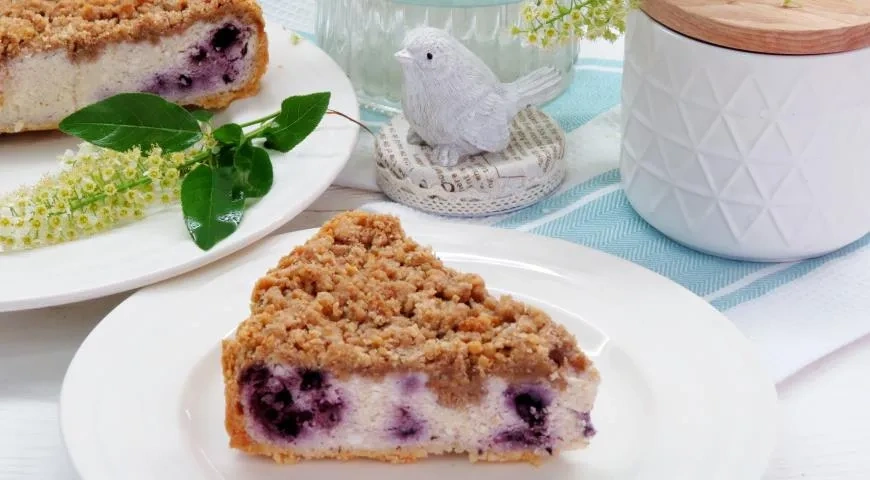 Королевская ватрушка с черникой и миндальным штрейзелем: шаг 11