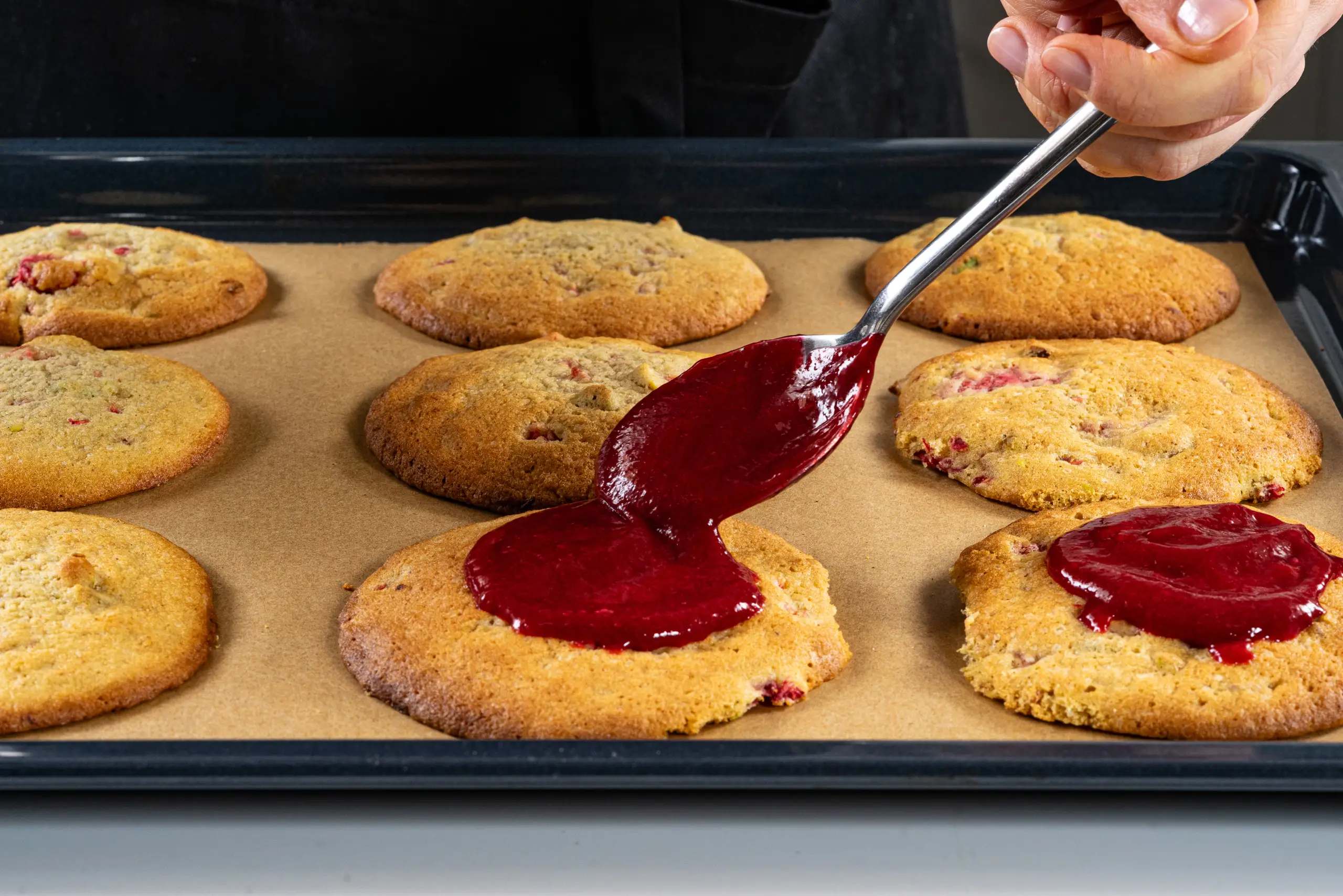 Шаг 11: Крамбл куки с фисташкой и малиной