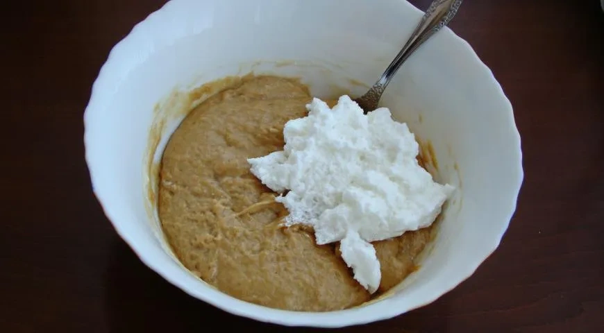 Кулич с вареной сгущенкой и миндалем: шаг 11