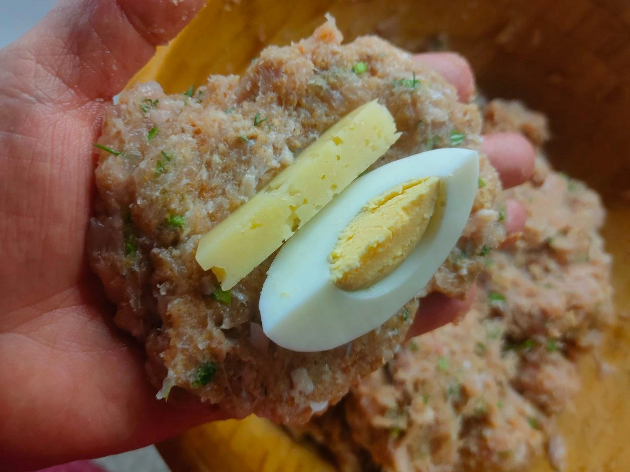 Шаг 11: Куриные котлеты с яйцом и сыром