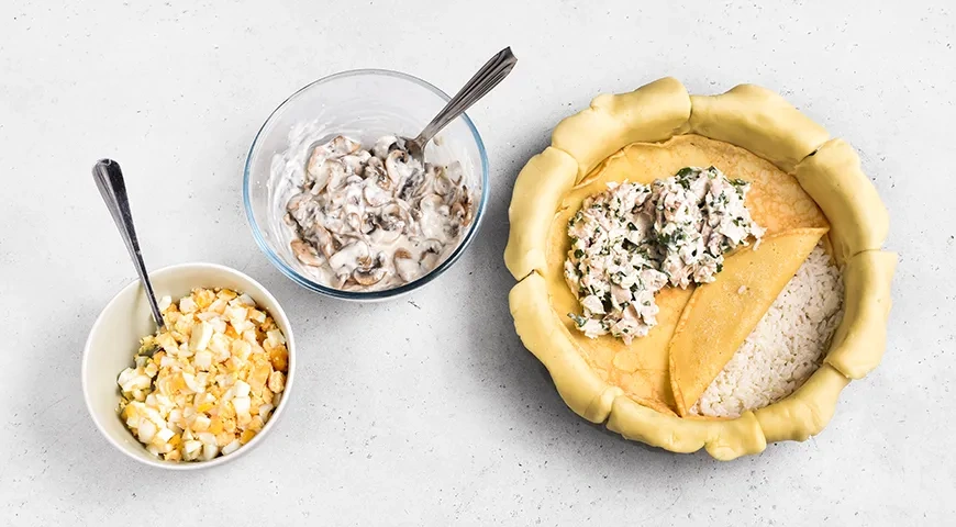 Курник с блинами, курицей и грибами: шаг 11