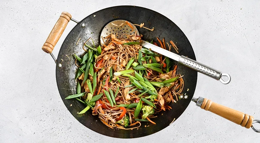 Лапша вок с курицей и овощами: шаг 11