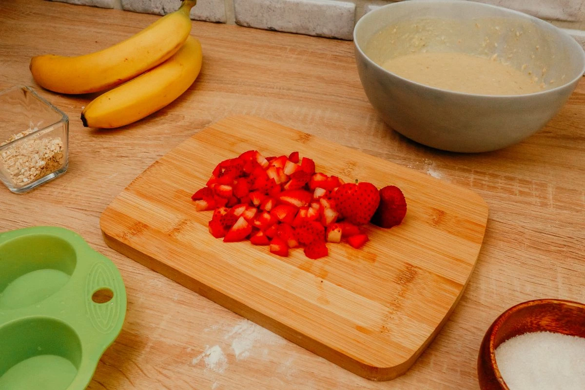 Шаг 11: Маффины с клубникой и бананами