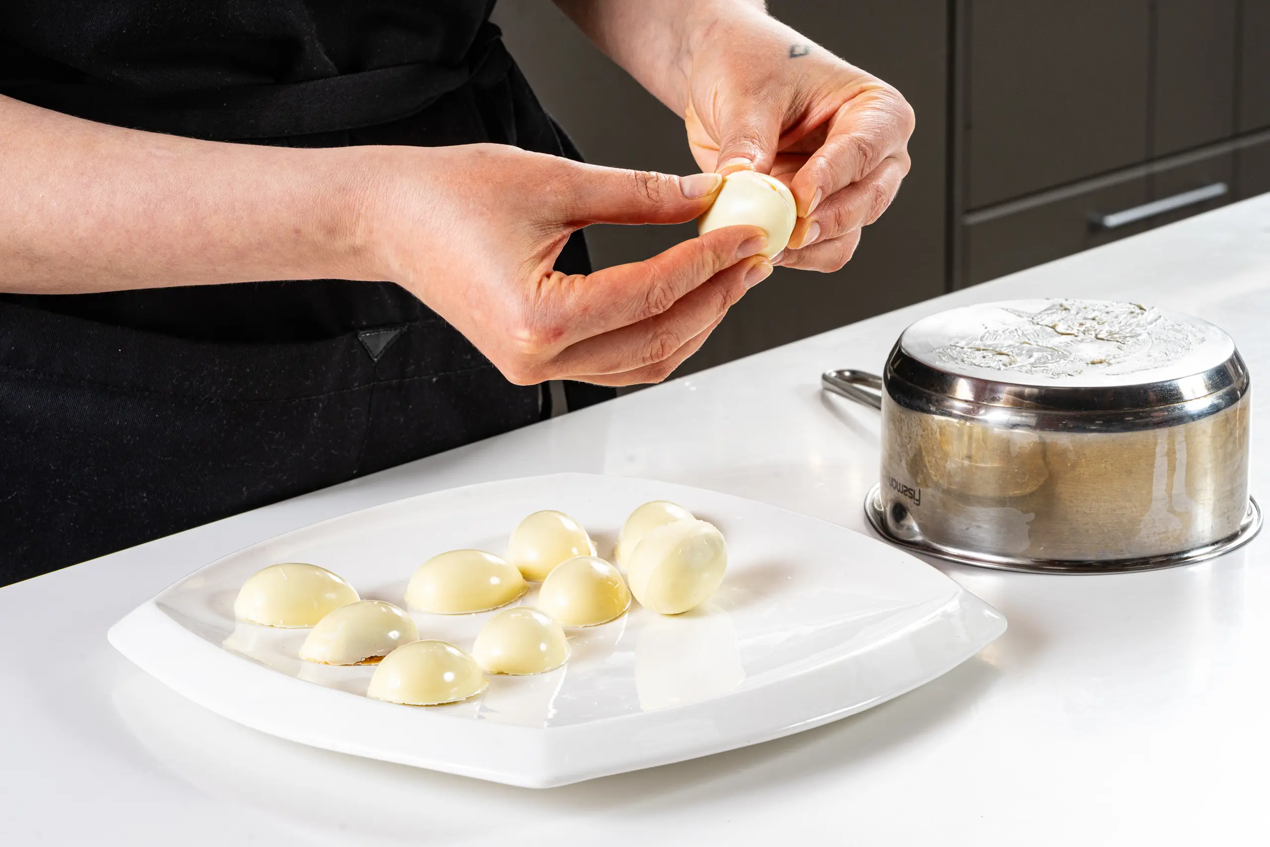 Шаг 11: Маленькие шоколадные яйца с соленой карамелью