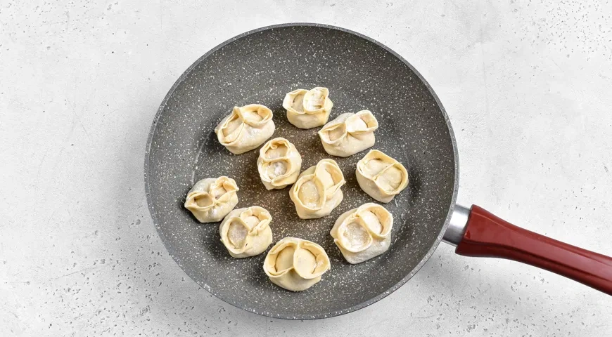 Манты на сковороде: шаг 11