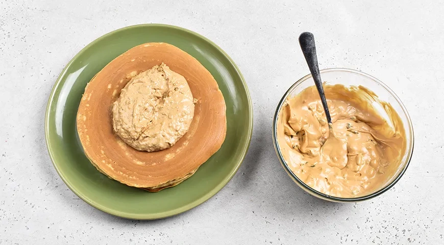 Медовик с черносливом и грецкими орехами: шаг 11