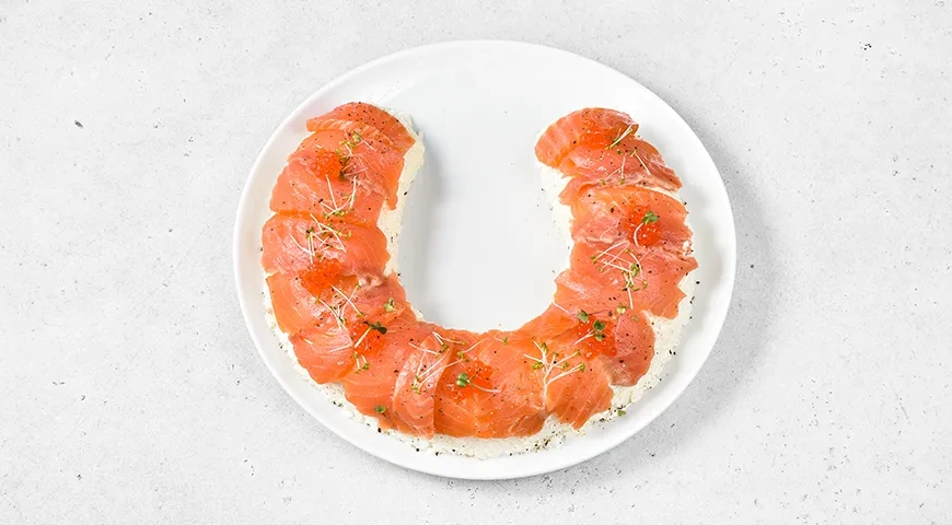 Новогодний салат «Подкова на счастье»: шаг 11