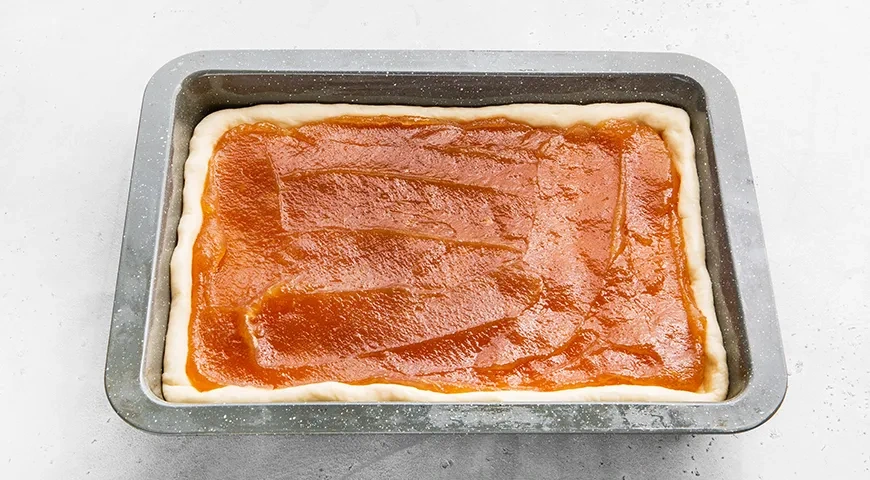 Пирог из дрожжевого теста с повидлом в духовке: шаг 11