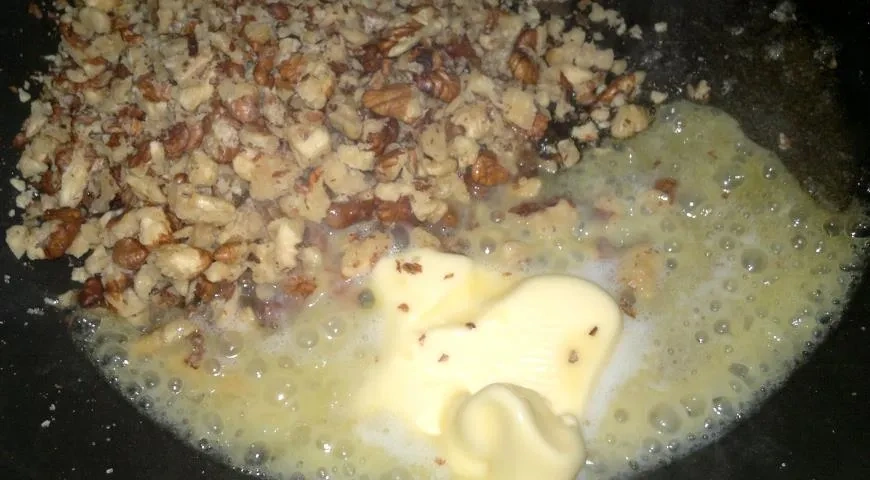 Пирог из творожного теста со сливами и ореховой карамелью: шаг 11