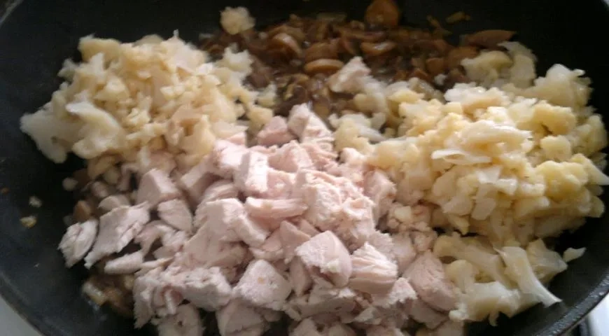 Пирог с курицей и грибами: шаг 11