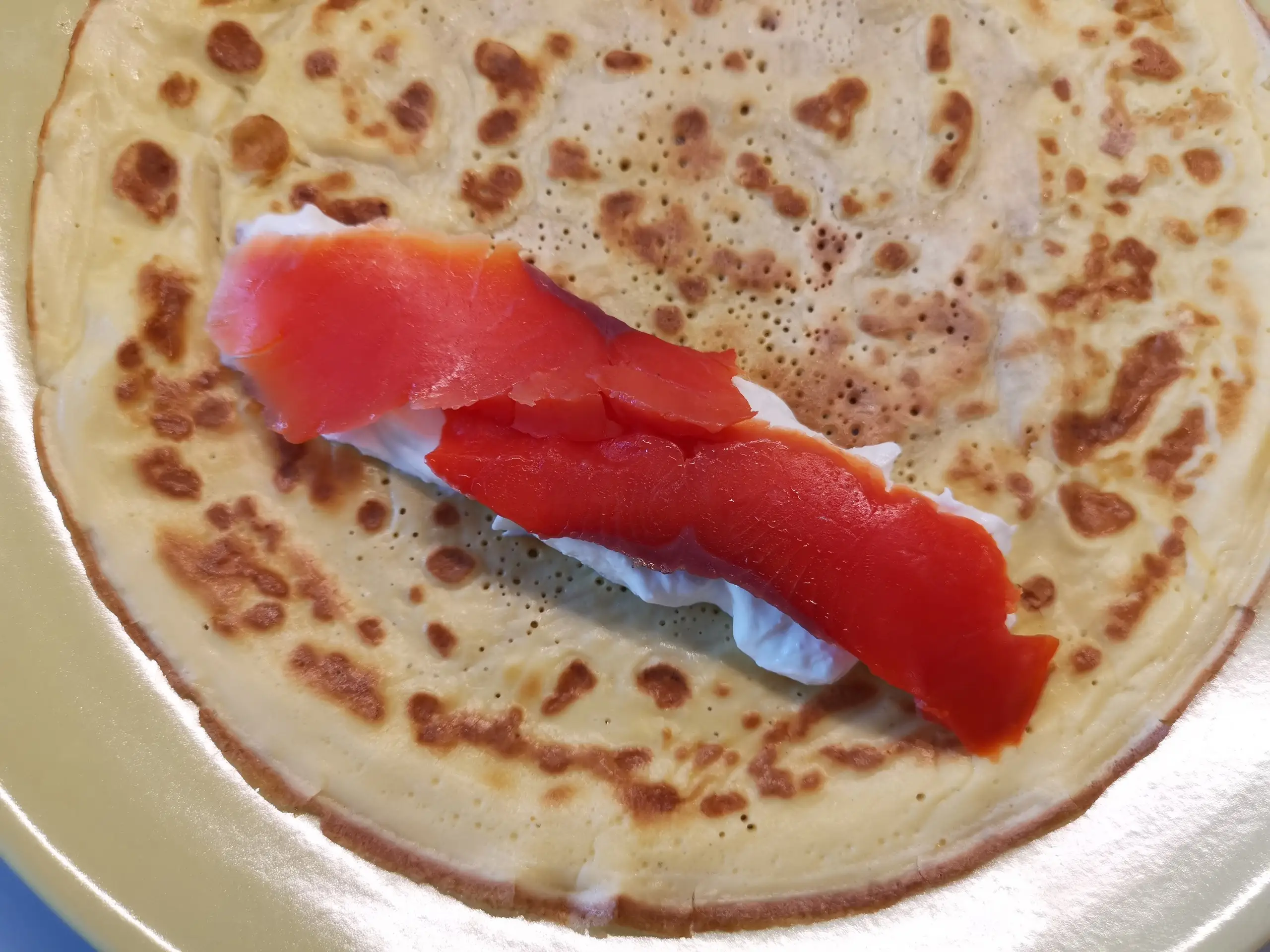 Шаг 11: ПП-блины с красной рыбой и творожным сыром