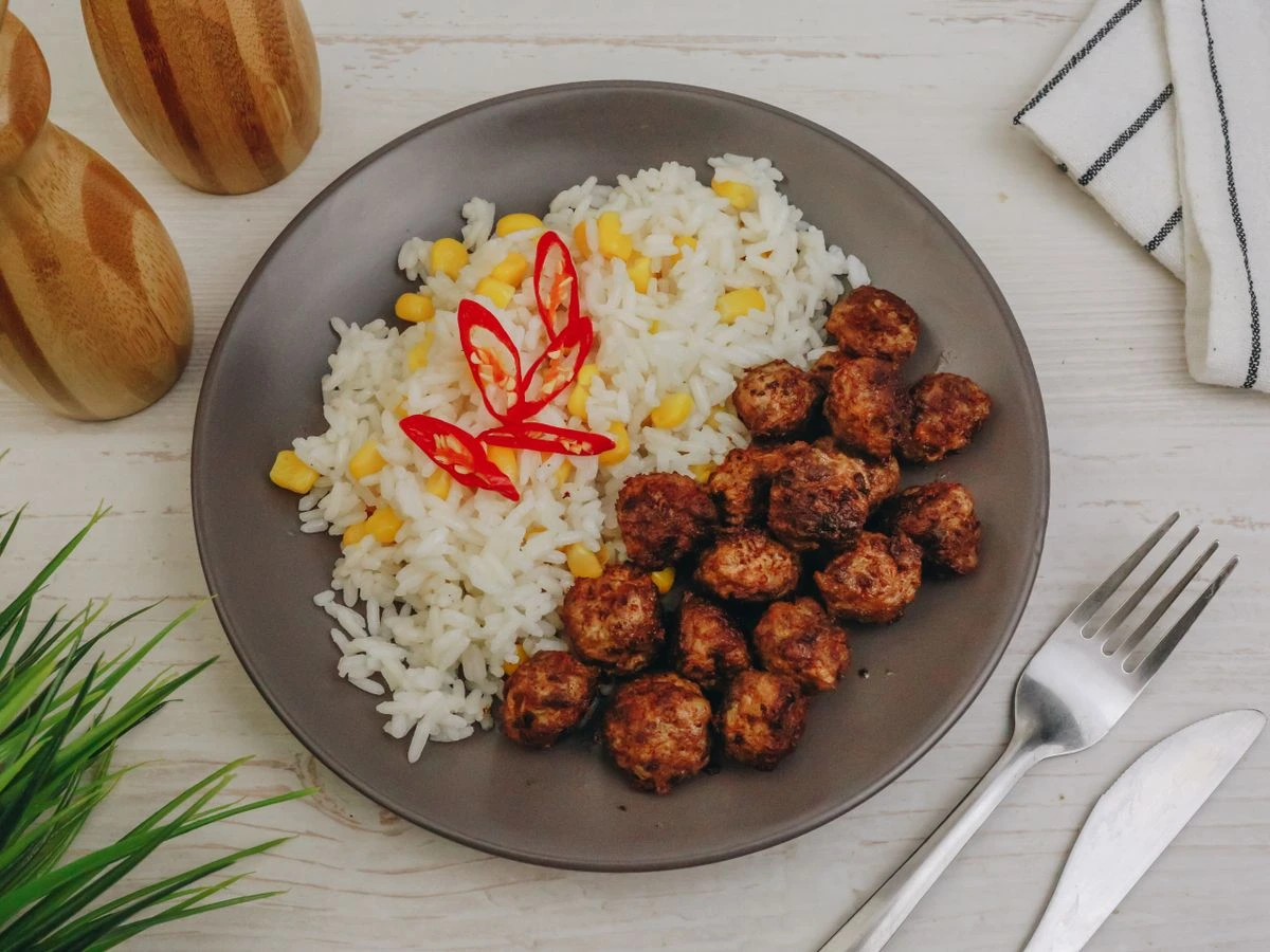 Шаг 11: Рис с фрикадельками и кукурузой