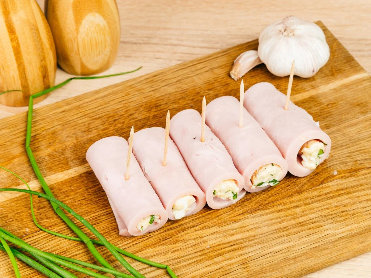 Шаг 11: Рулетики из ветчины с сыром