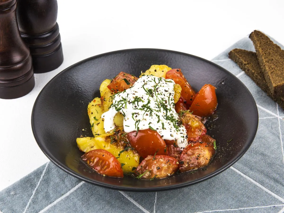 Шаг 11: Салат из томатов и запеченного картофеля