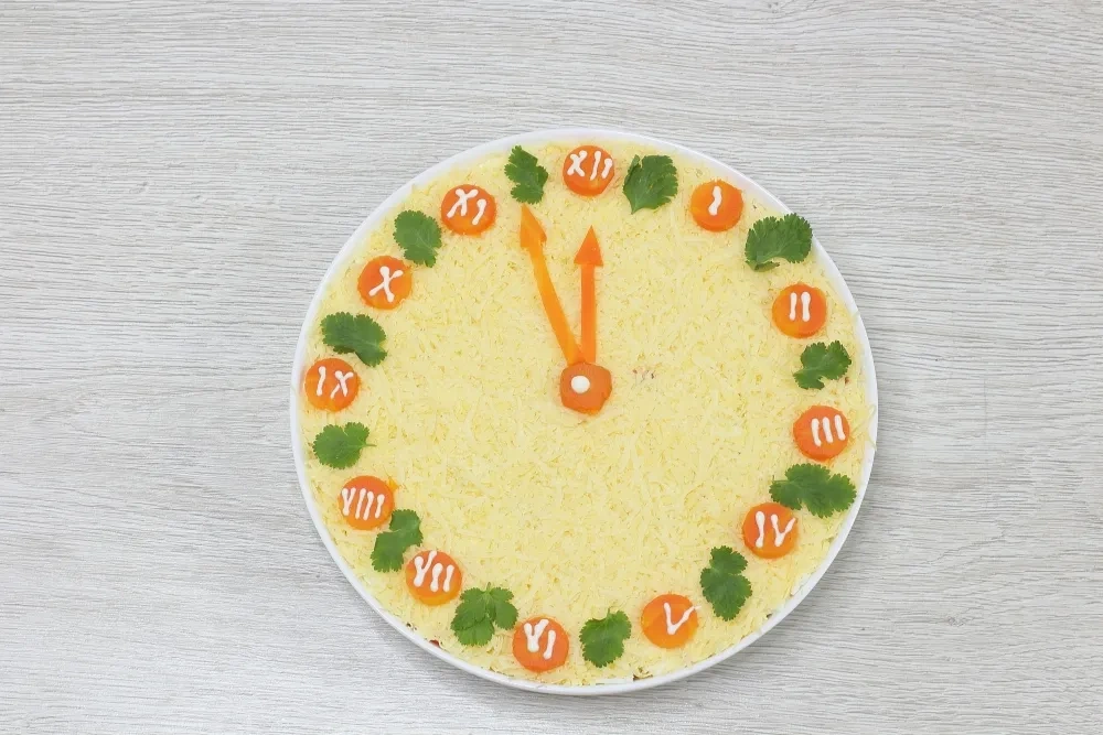 Салат «Новогодние часы»: шаг 11