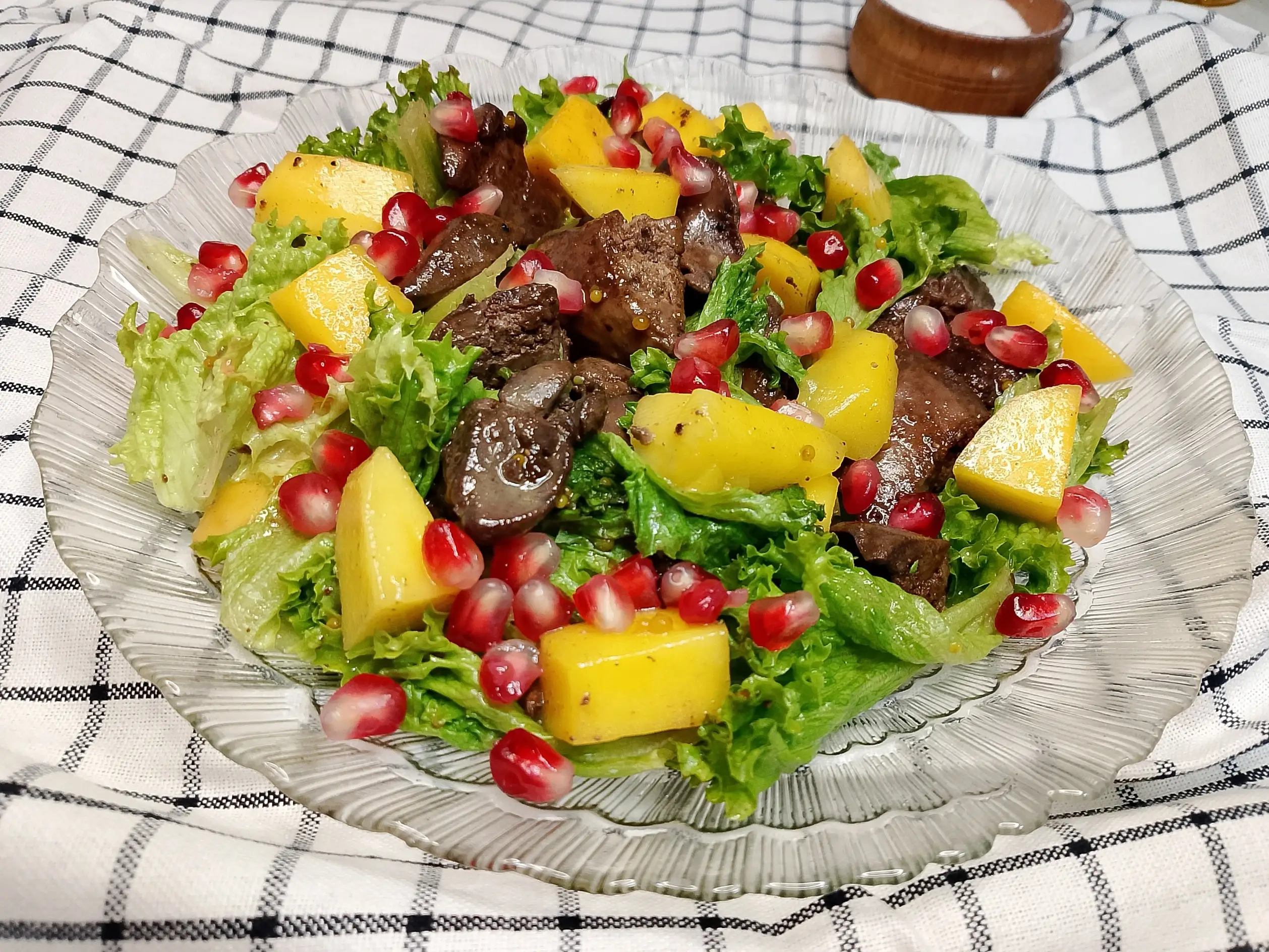 Шаг 11: Салат с куриной печенью и манго