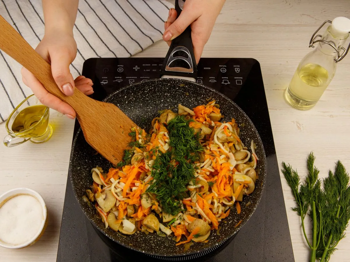 Шаг 11: Салат с шампиньонами и крабовыми палочками