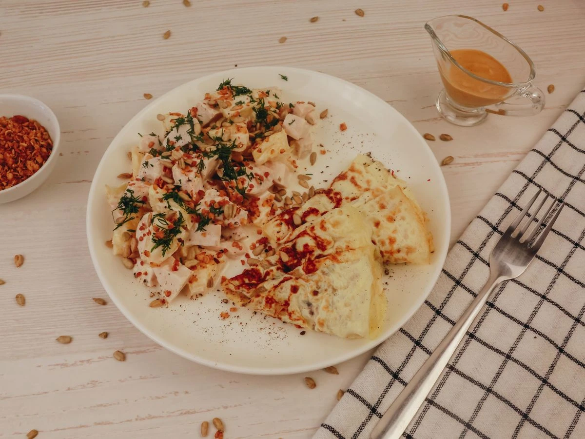 Шаг 11: Салат с яичными блинчиками, курицей и ананасом