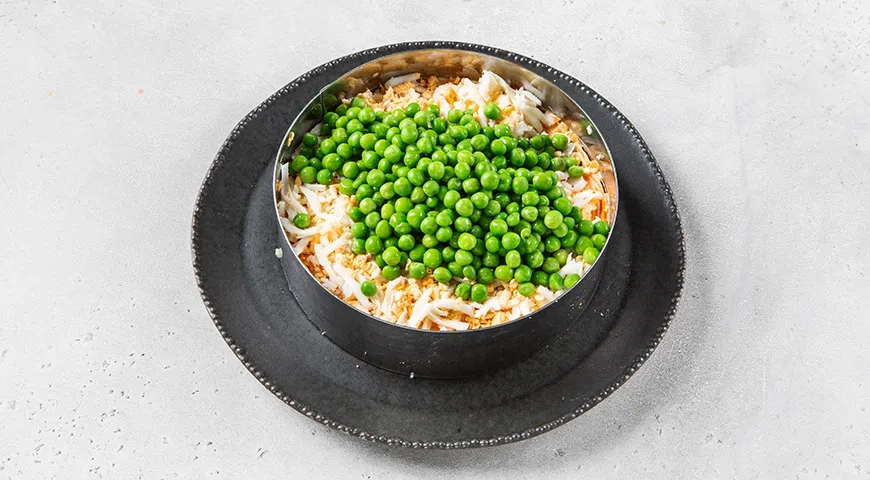 Селедка под шубой с зеленым горошком: шаг 11