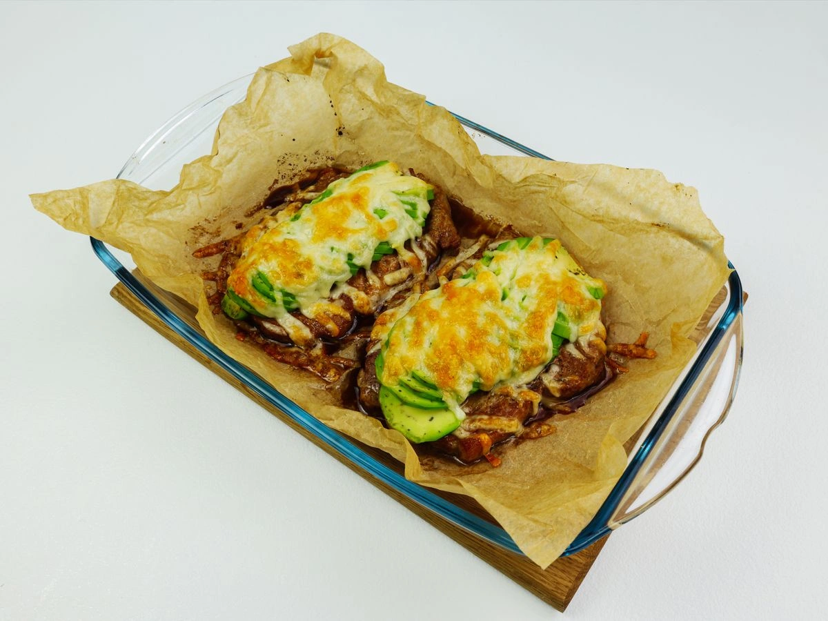 Шаг 11: Свинина с авокадо под сырной шапкой