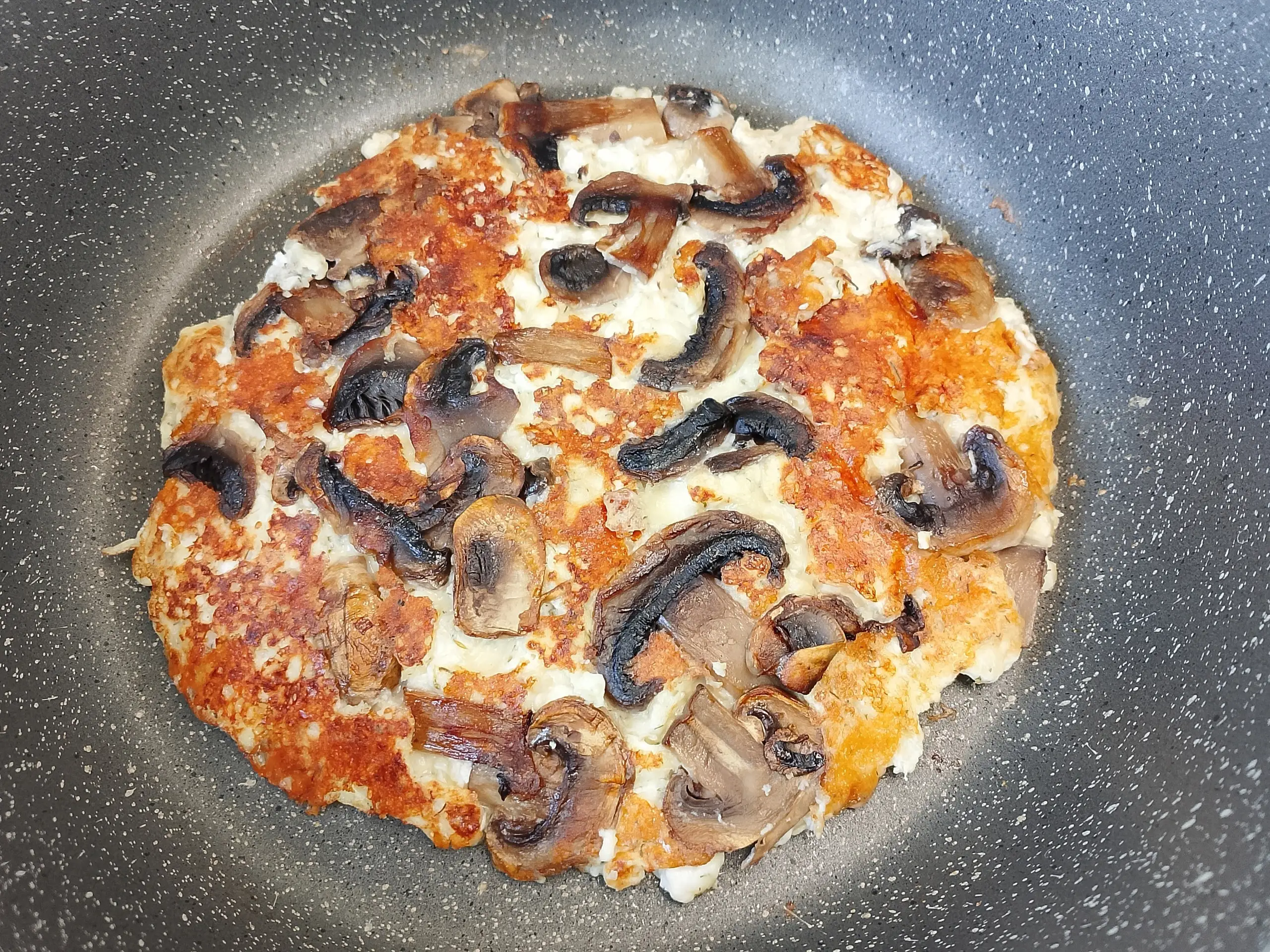 Шаг 11: Сырная лепешка с грибами