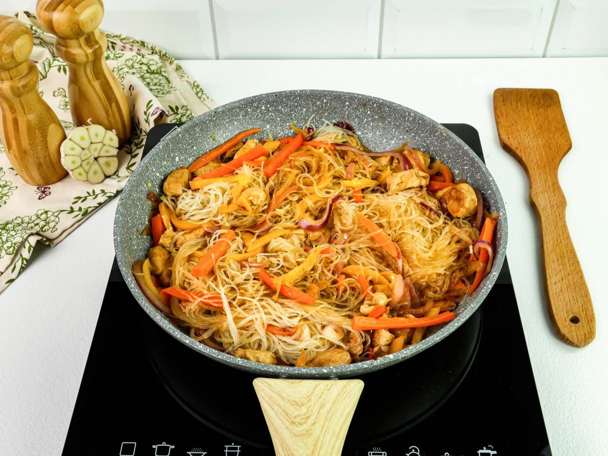 Шаг 11: Теплый салат с фунчозой, курицей и овощами