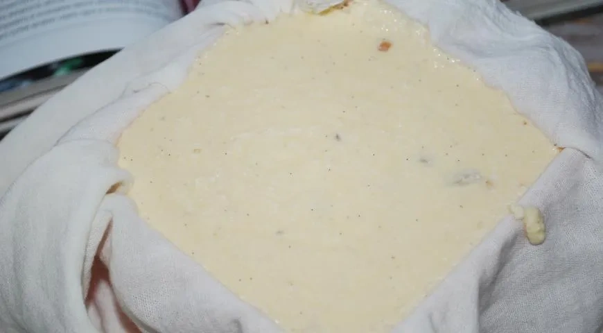 Творожная пасха с заварным кремом, миндалем и изюмом: шаг 11