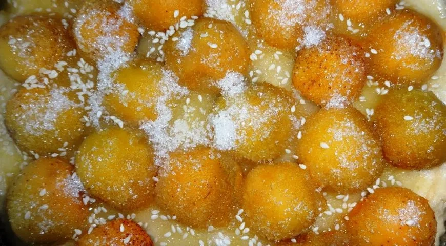 Творожный пирог с черешней и абрикосами: шаг 11