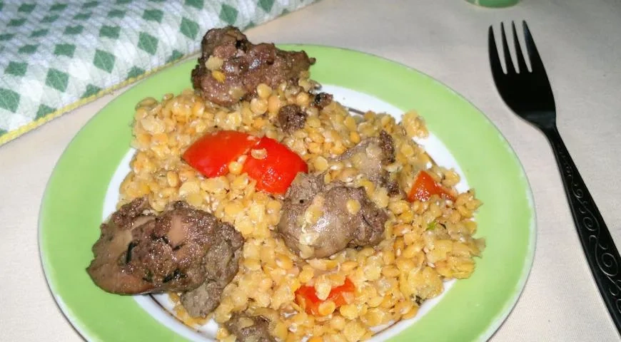 Тёплый салат из чечевицы, куриной печёнки и сладкого перца: шаг 11