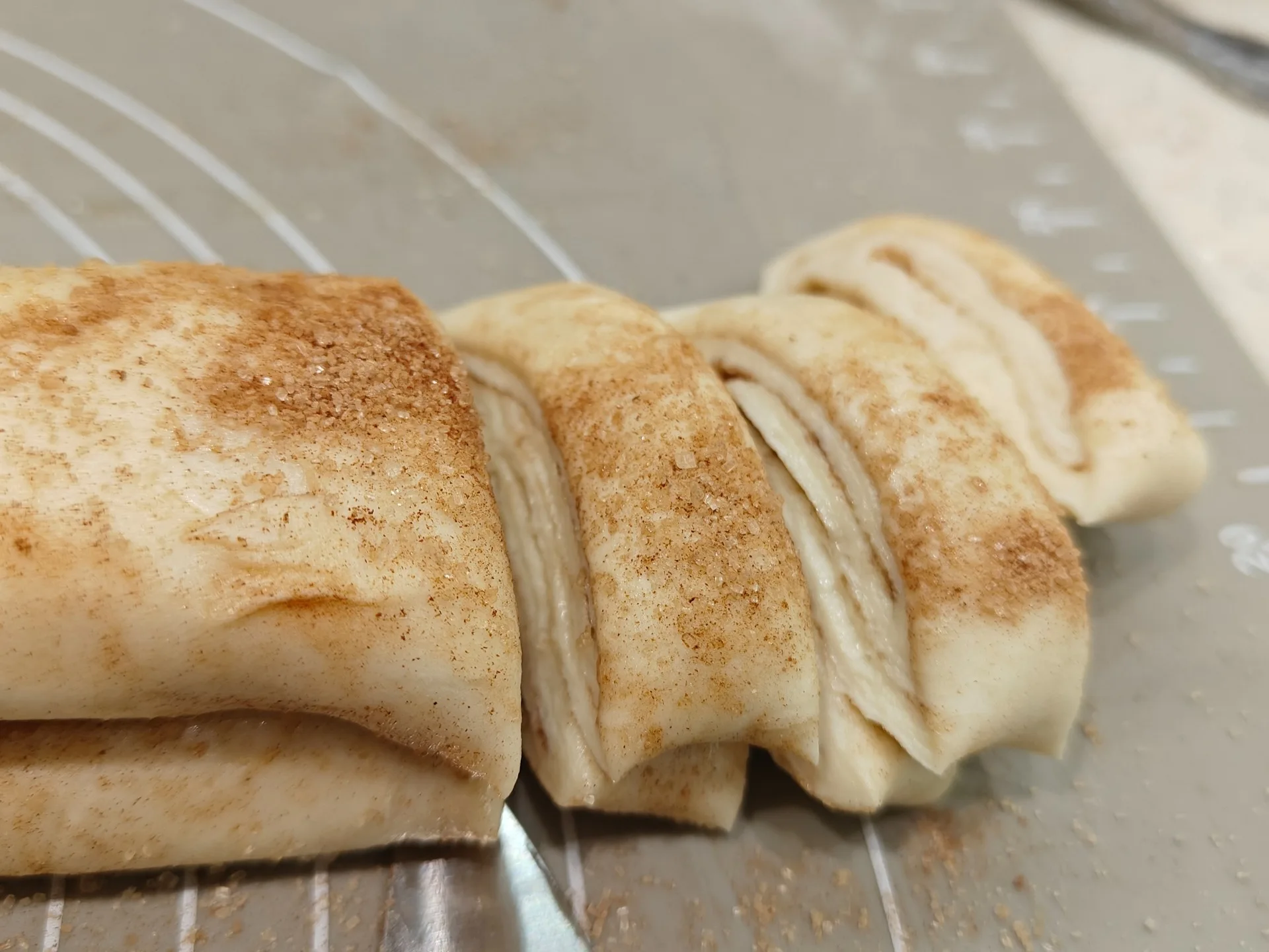 Шаг 11: Ушки с сахаром и корицей из слоеного теста