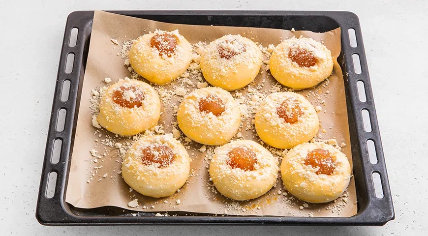 Ватрушки с повидлом: шаг 11