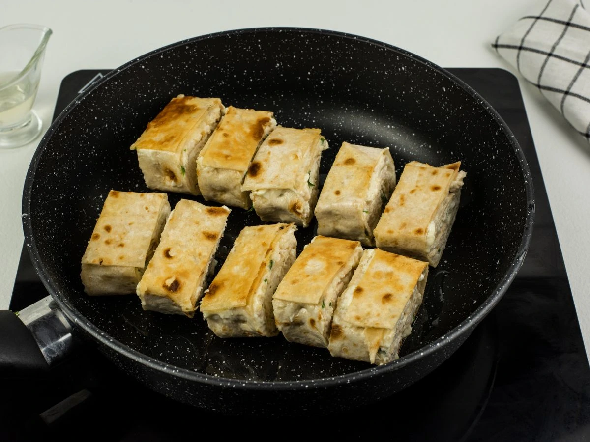 Шаг 11: Закуска из лаваша с курицей и плавленым сыром