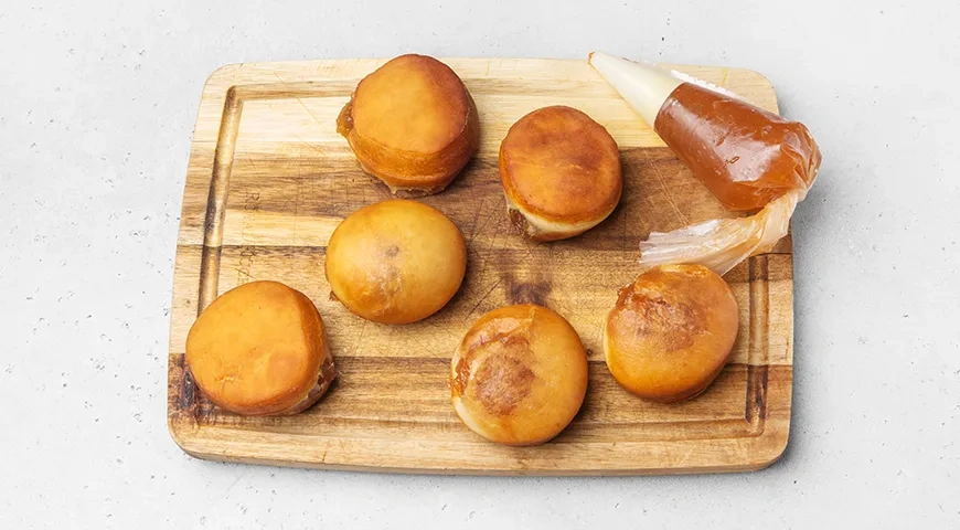 Берлинеры – классические пончики с джемом: шаг 12