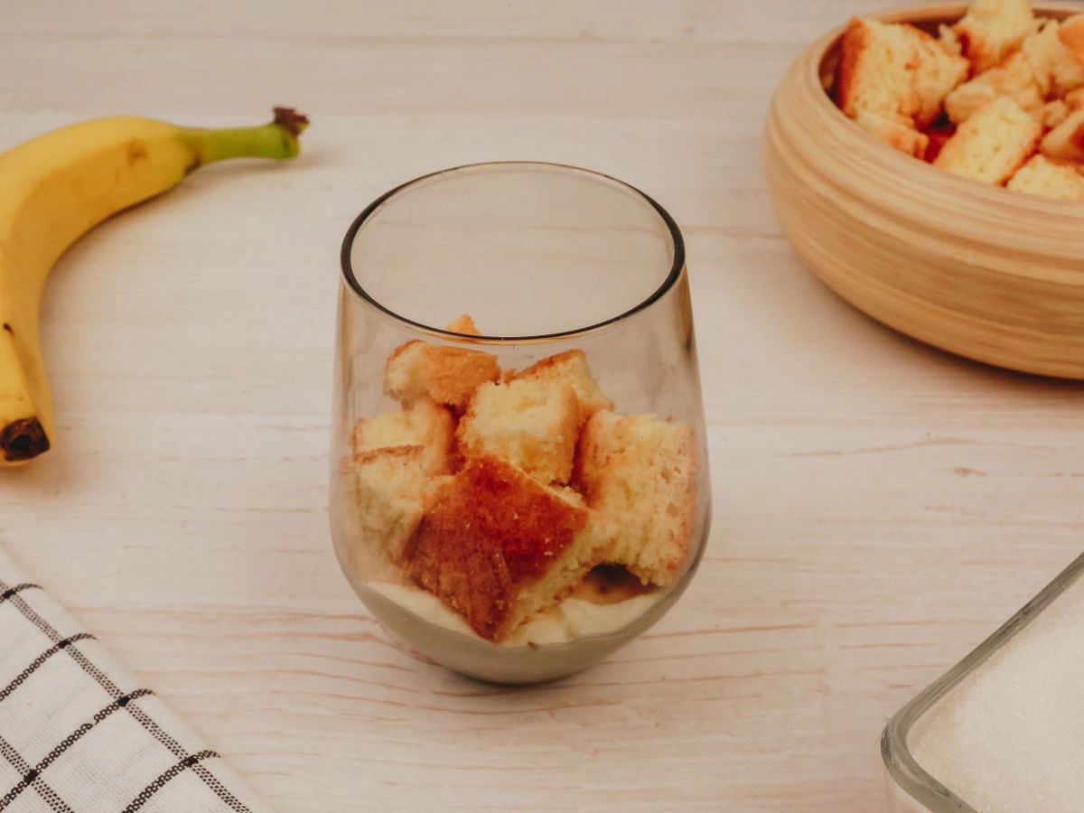 Шаг 12: Бисквит с творожным кремом и бананом