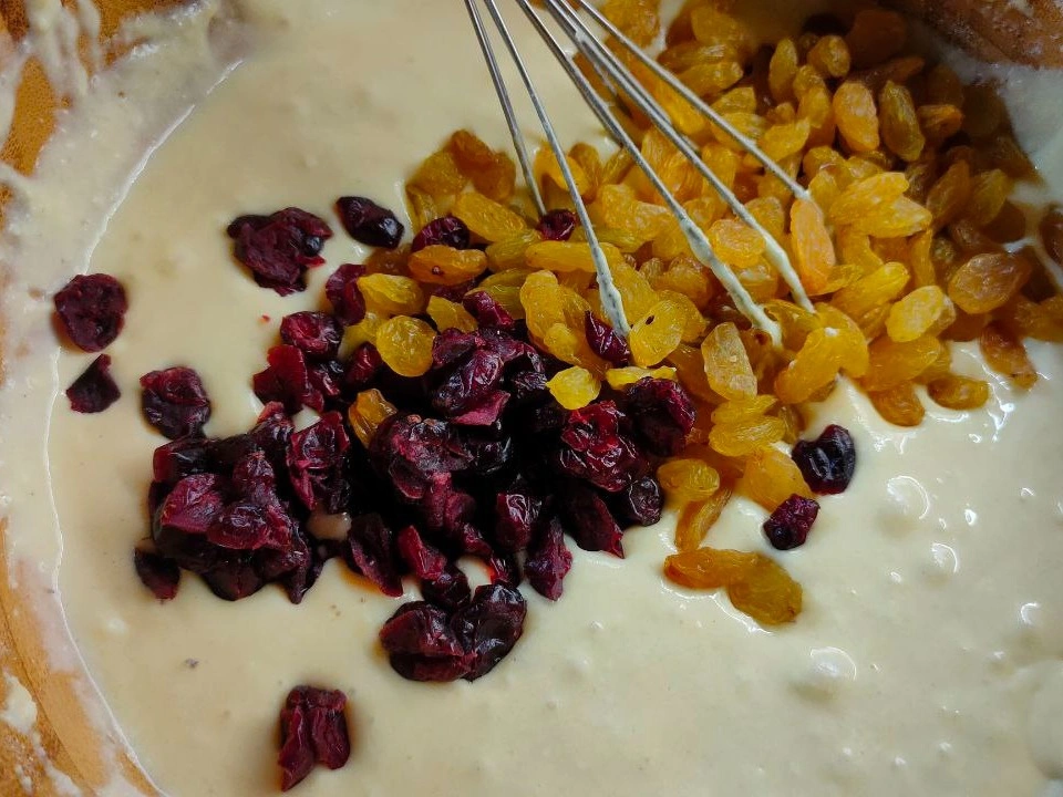 Шаг 12: Бисквитный пирог с изюмом и клюквой