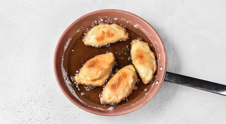 Дрожжевые пирожки со свеклой и яблоками на сковороде: шаг 12