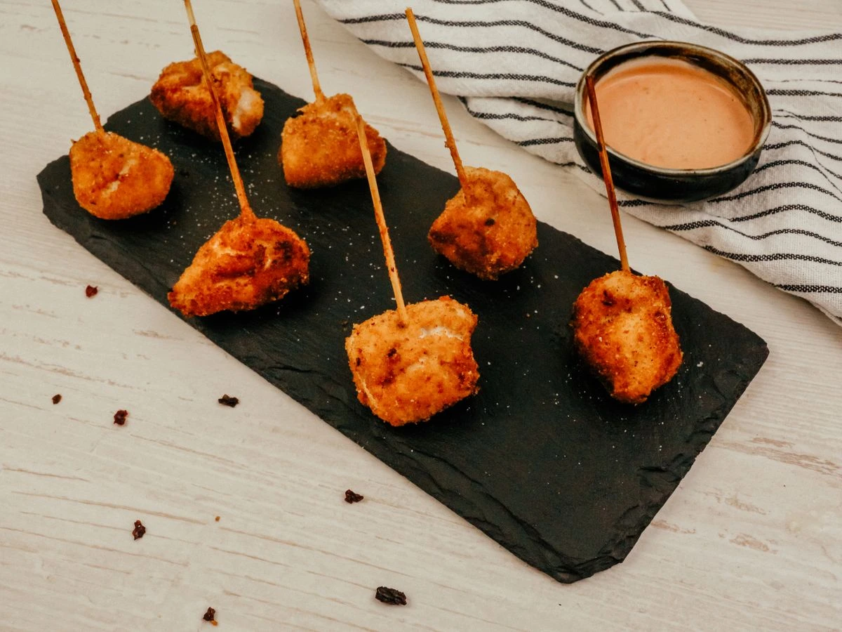 Шаг 12: Канапе с курицей и черносливом, обжаренные в панировочных сухарях