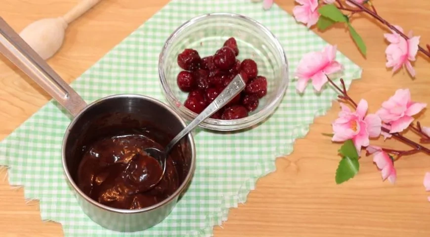 Кулич (паска) с шоколадом и вишней: шаг 12