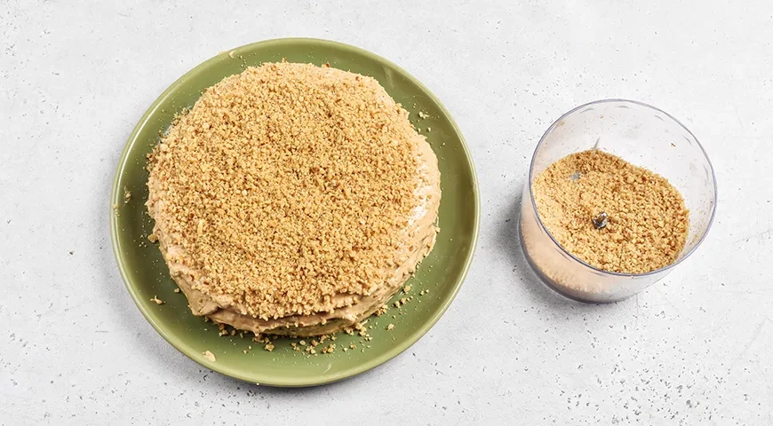 Медовик с черносливом и грецкими орехами: шаг 12