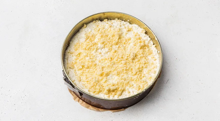 Насыпной пирог с яблоками и творожной начинкой: шаг 12