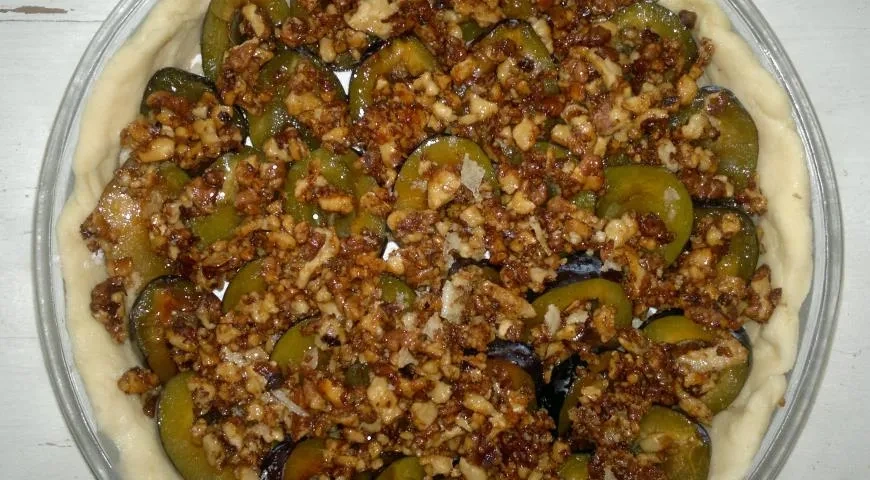 Пирог из творожного теста со сливами и ореховой карамелью: шаг 12