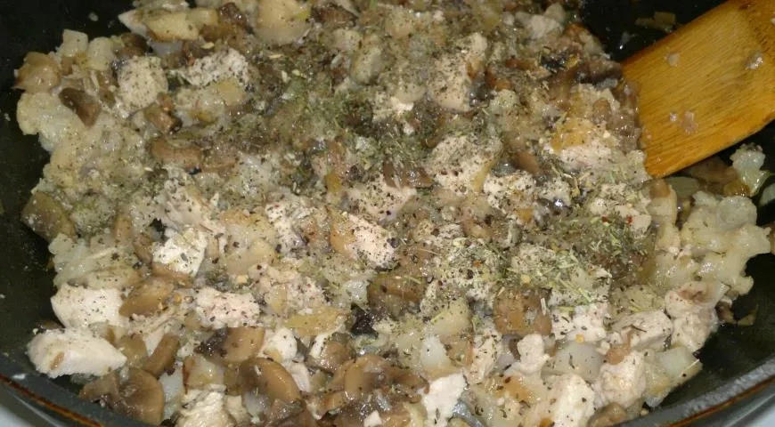 Пирог с курицей и грибами: шаг 12