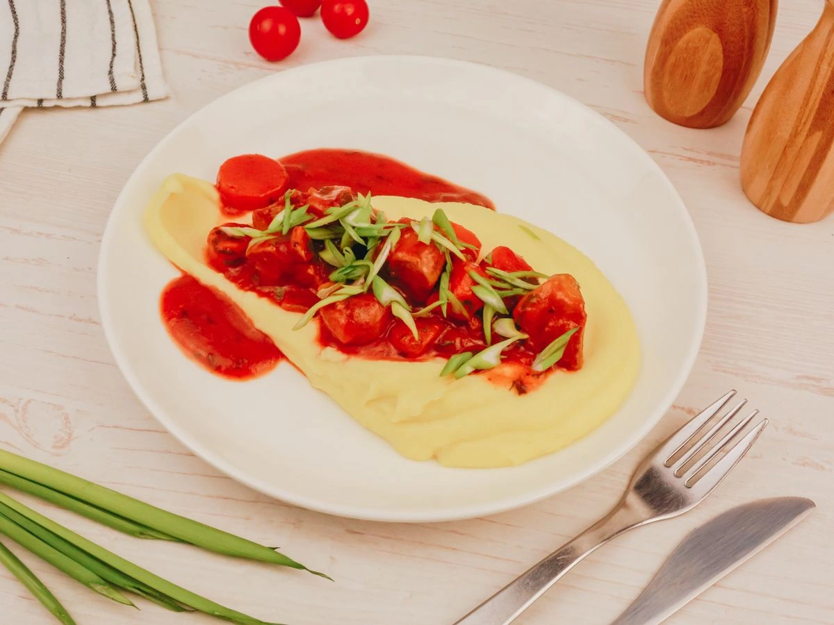 Шаг 12: Пюре со свиным гуляшом