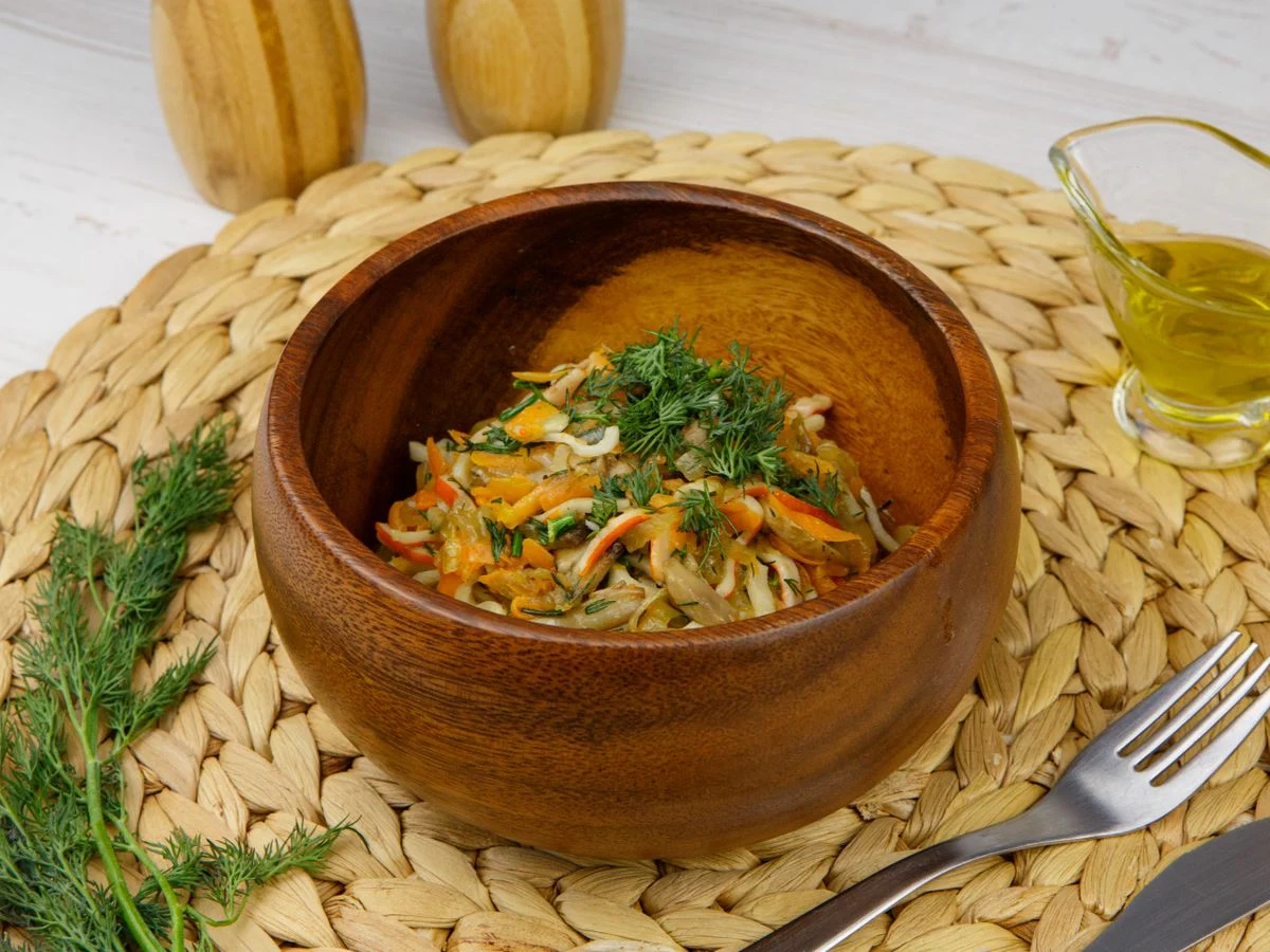 Шаг 12: Салат с шампиньонами и крабовыми палочками