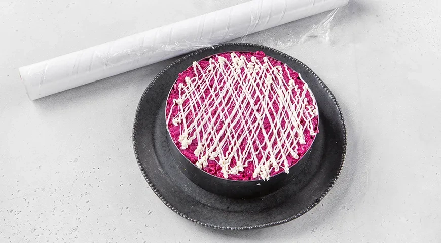 Селедка под шубой с зеленым горошком: шаг 12